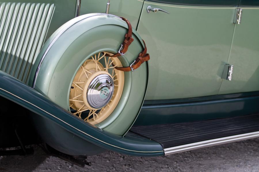 Детали экстерьера Auburn 8-105 Salon Dual Ratio Convertible Sedan 1933 года  (фото 23 из 48)